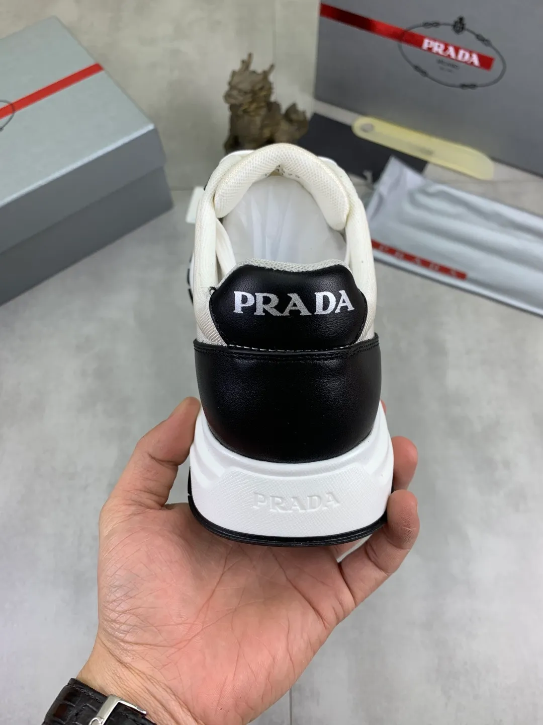 Men's men's shoes P560💰 [Real Price] Popular models are on the official website, 🆘 Trendy brand (Prada) mainly promotes popular models, avant-garde and versatile fashionable men's shoes private version mold opening, cowhide surface splicing 1:1.. Stylish and simple, original imported cowhide lining cowhide feet; the atmosphere and personality are more fashionable, eye-catching and pursuing class. It will subvert the old ideas and be a must-have for fashionistas who want to spend time with you! Must keep it! Tall and comfortable, large and low, high-end quality workmanship. Code number: 38-44 (45 customized) 2️⃣ optional.
